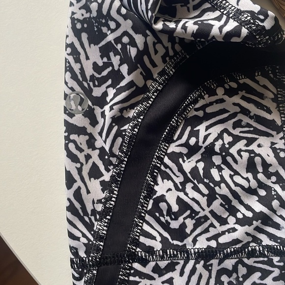 Lululemon Size 4 black & white patterned leggings inseam 21” - Picture 9 of 9